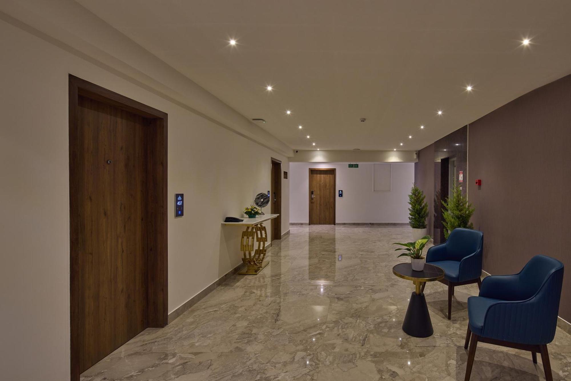Grand Continent Hebbal A Sarovar Portico Affiliate Hotel バンガロール エクステリア 写真