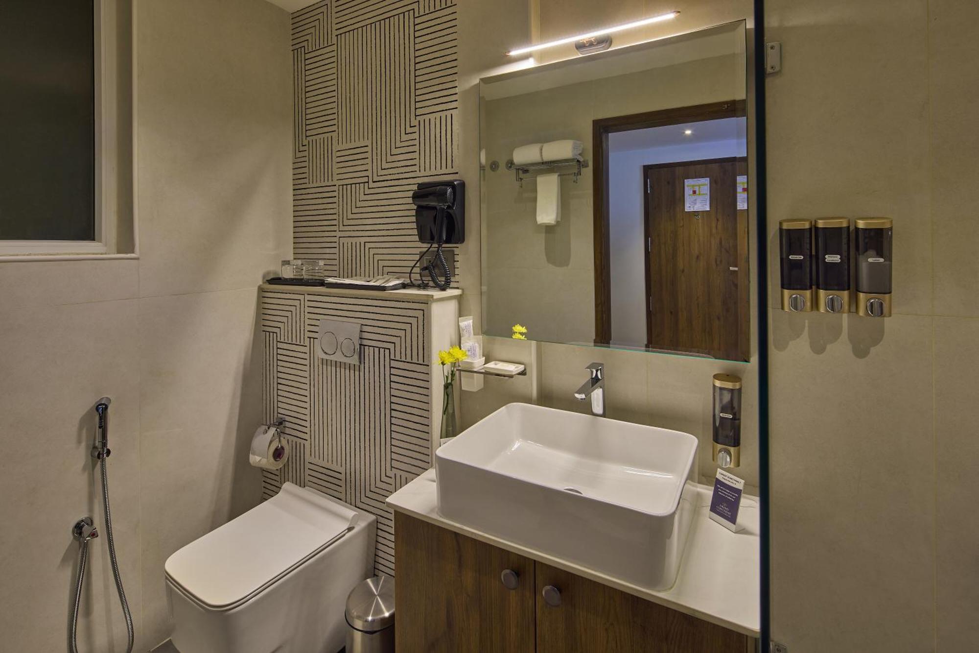 Grand Continent Hebbal A Sarovar Portico Affiliate Hotel バンガロール エクステリア 写真