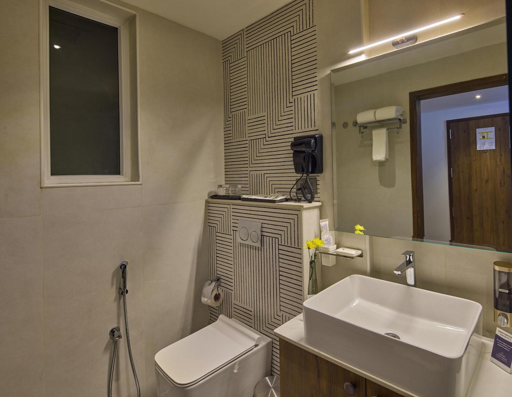 Grand Continent Hebbal A Sarovar Portico Affiliate Hotel バンガロール エクステリア 写真